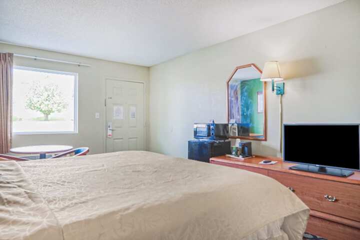 1 King Bed (4 of 21)