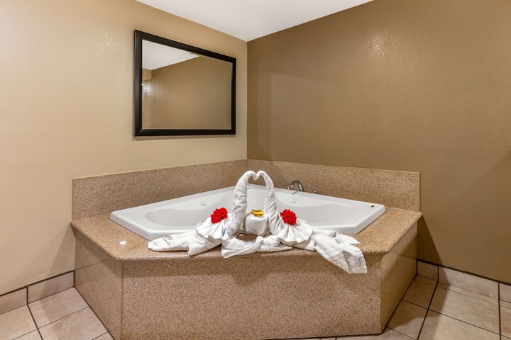 1 King Bed High Speed Balcony or Patio Microfridge Full Breakfast (9 of 12)