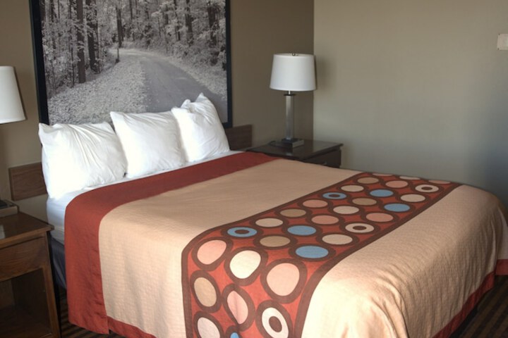 1 Queen Bed (8 of 18)