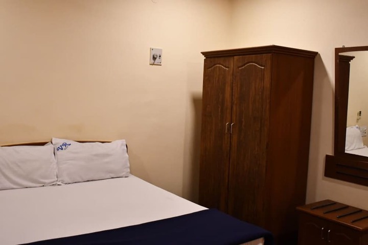 Room 5 of 11