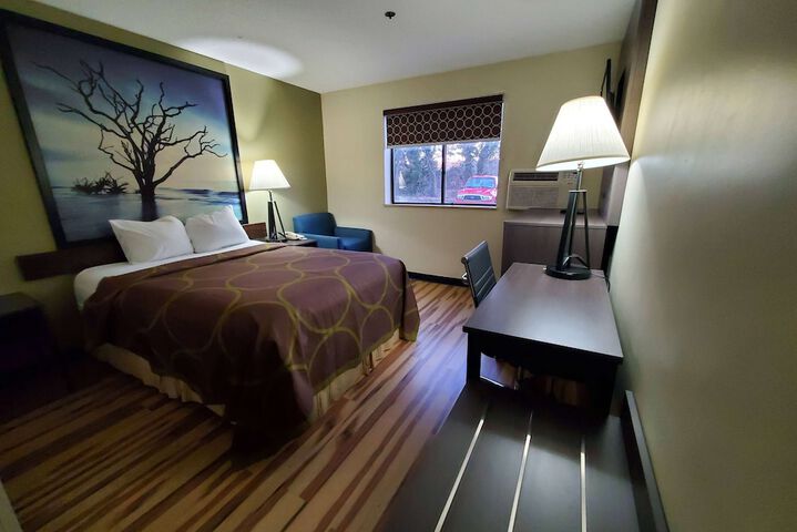 1 Queen Bed Mobility Accessible Bathtub with Grab Bars (8 of 10)