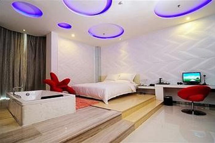 Room 15 of 16