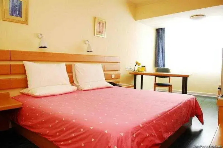 Room 6 of 13