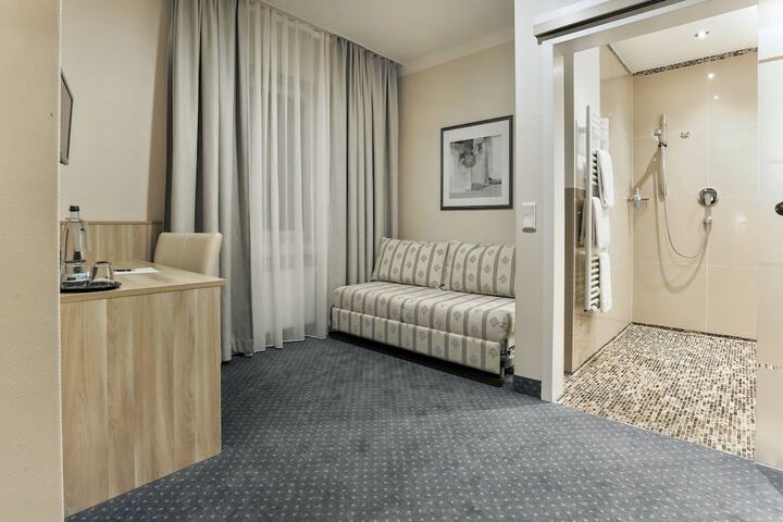 Room 28 of 63
