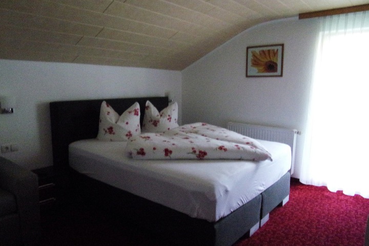Room 6 of 33