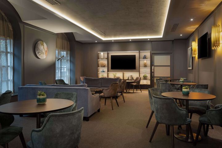 Lounge 184 of 192