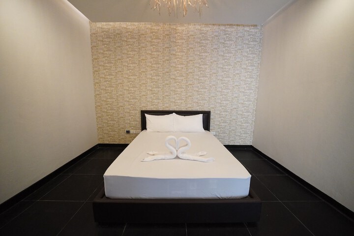 Room 4 of 9