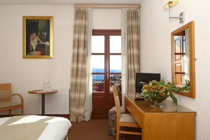 Room 5 of 20