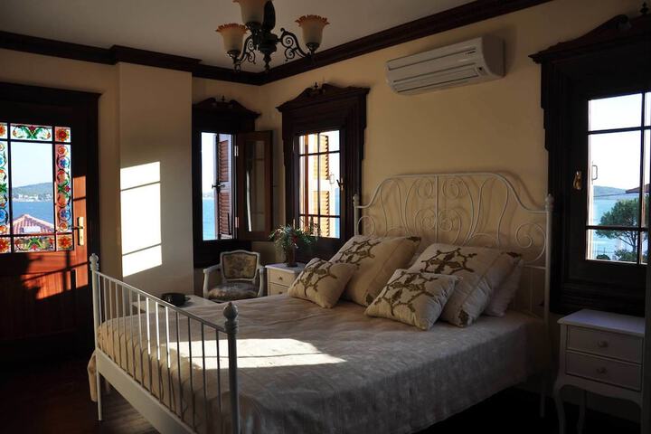 Room 3 of 32