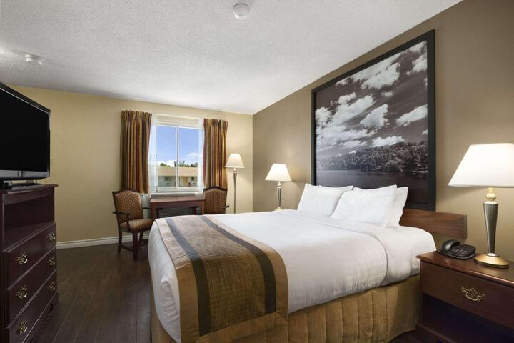 1 Queen Bed (3 of 15)
