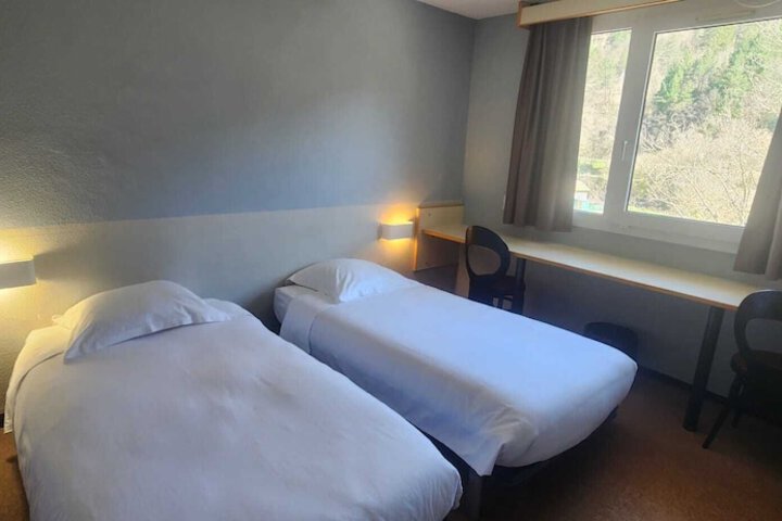 Room 7 of 9