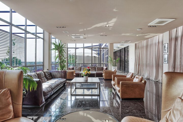 Lounge 36 of 53
