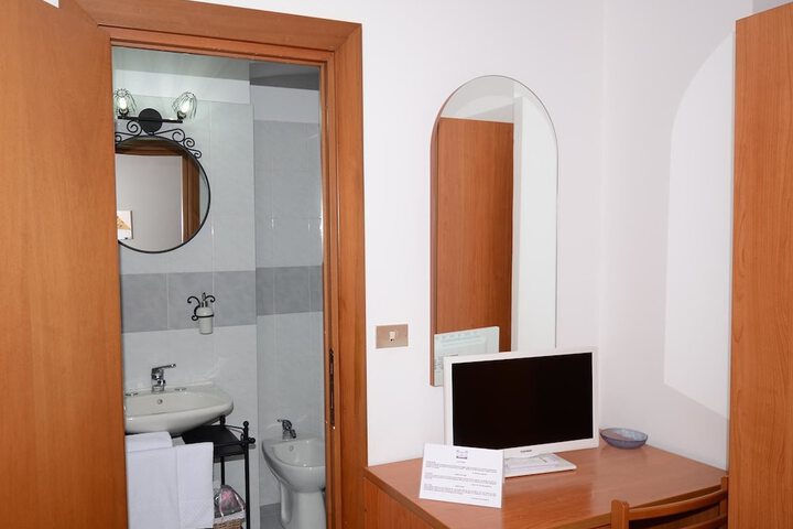 Room 16 of 32