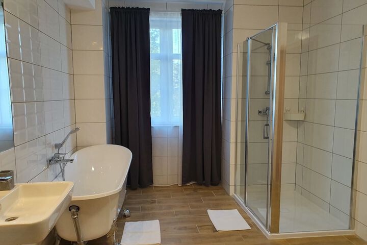 Room 13 of 37