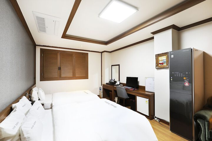 Room 18 of 90