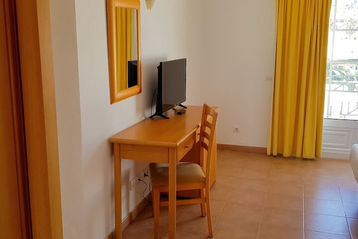 Room 9 of 42