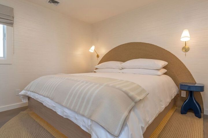 Suite Accessible King Size Bed (1 of 15)