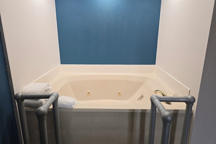 1 King Bed (5 of 7)