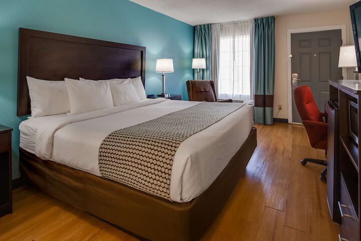 1 King Bed Flat Screen Television Desk WiFi, Microwave and Refrigerator, Coffee Maker Ful (4 of 7)