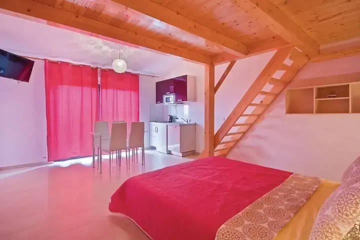 Room 4 of 5