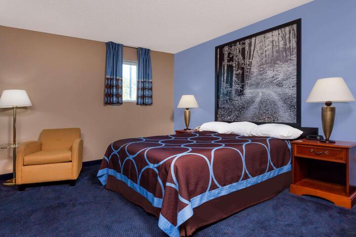 1 Queen Bed (5 of 21)