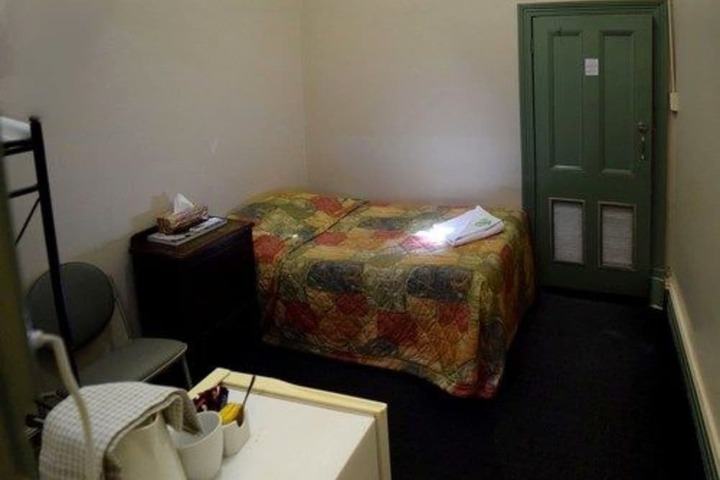 Room 5 of 98