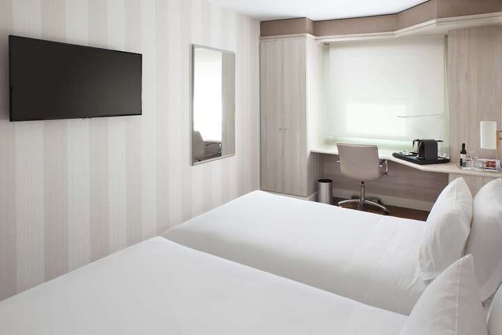 Room 9 of 33