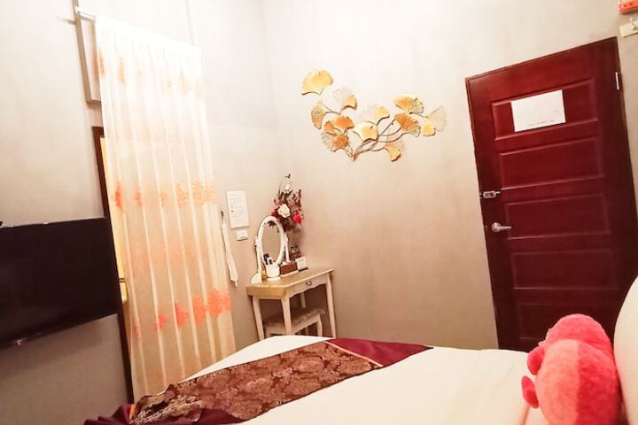 Room 10 of 28