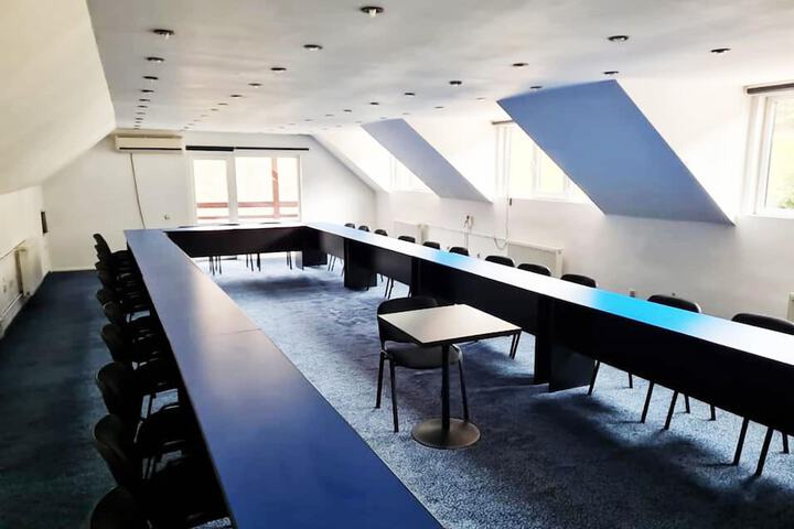 Business Center 26 of 44