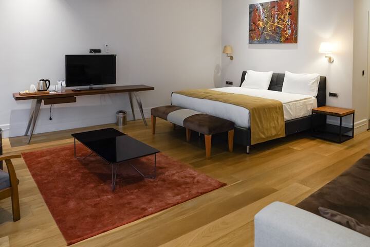 Room 4 of 79