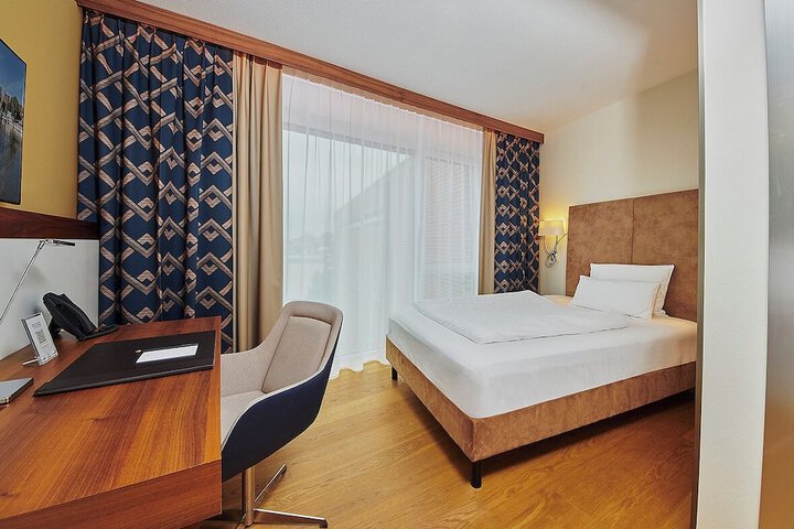 Room 6 of 28