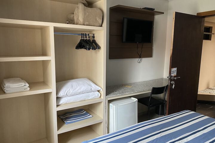 Room 9 of 16