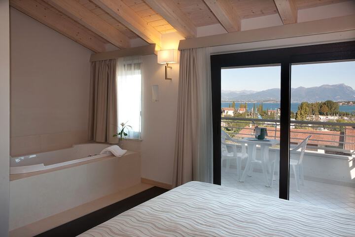 Room 16 of 40