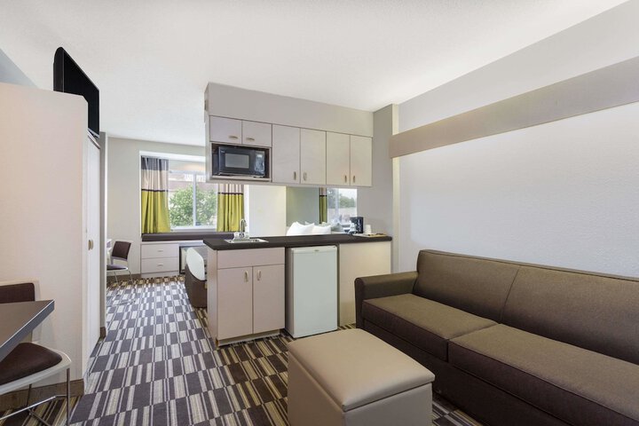 1 Queen Bed (2 of 18)