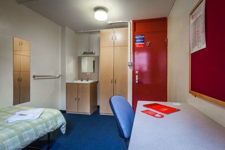 Room 6 of 83