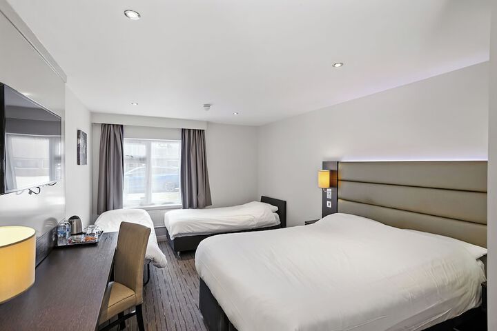 Room 10 of 32