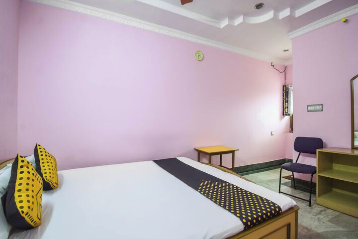 Room 6 of 10