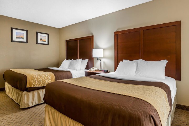 2 Queen Beds (1 of 10)