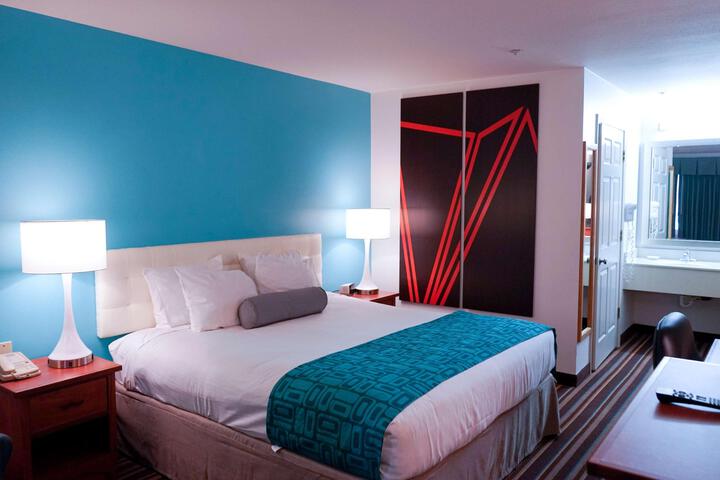 1 Queen Bed (10 of 30)
