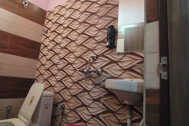 Room 6 of 14