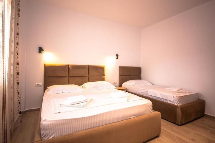Room 12 of 163