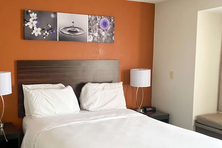 1 Queen Bed (1 of 20)