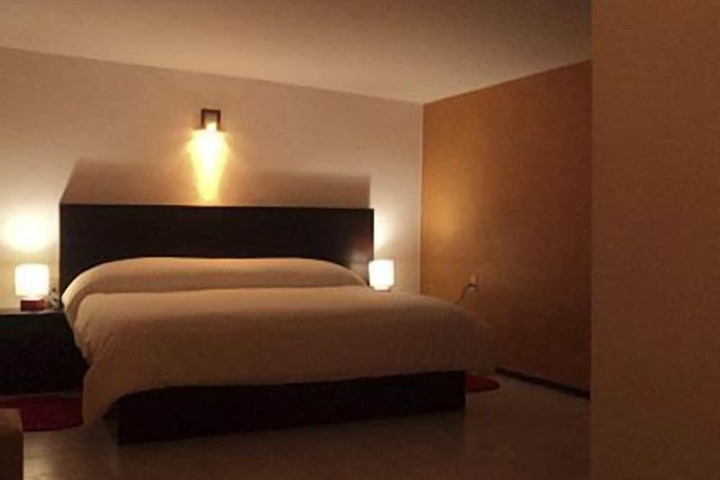 Room 10 of 16
