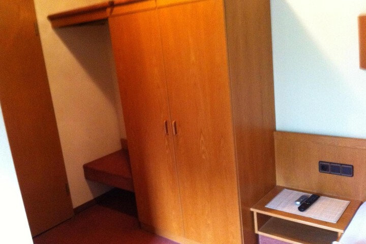 Room 10 of 18
