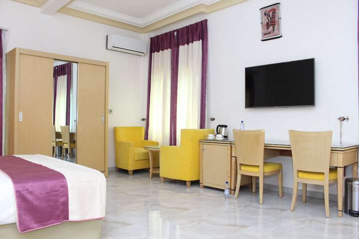 Room 10 of 42