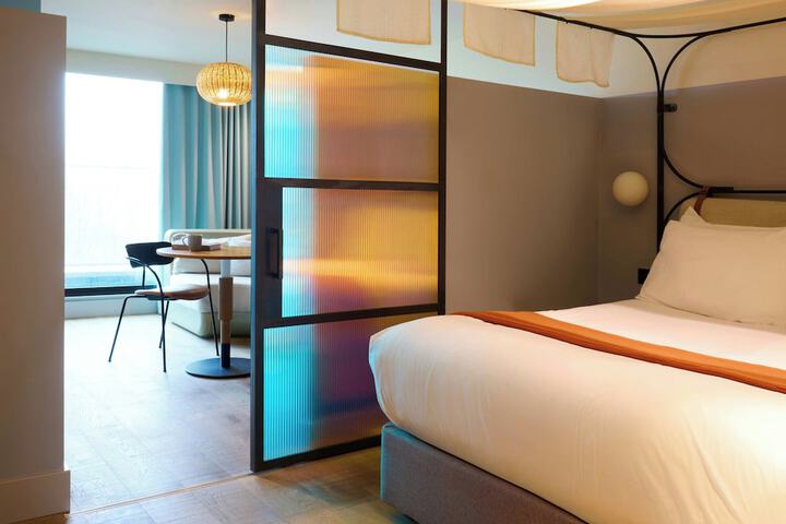Room 40 of 77