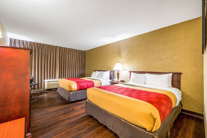 2 Double Beds (7 of 8)