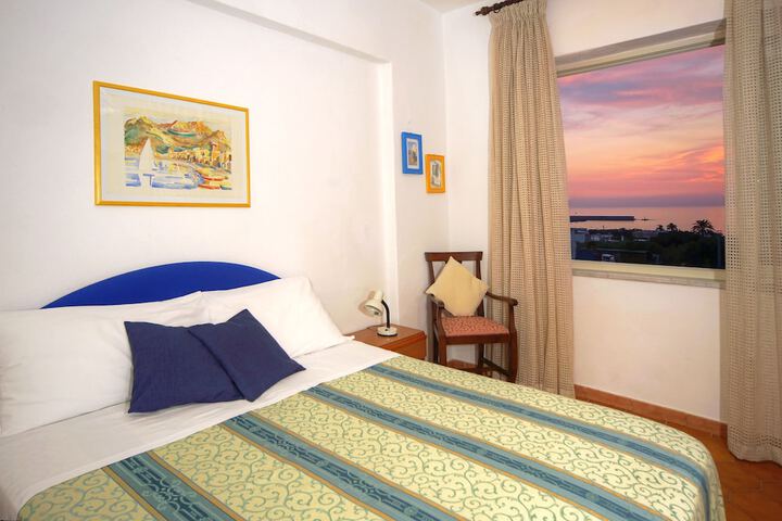 Room 2 of 65