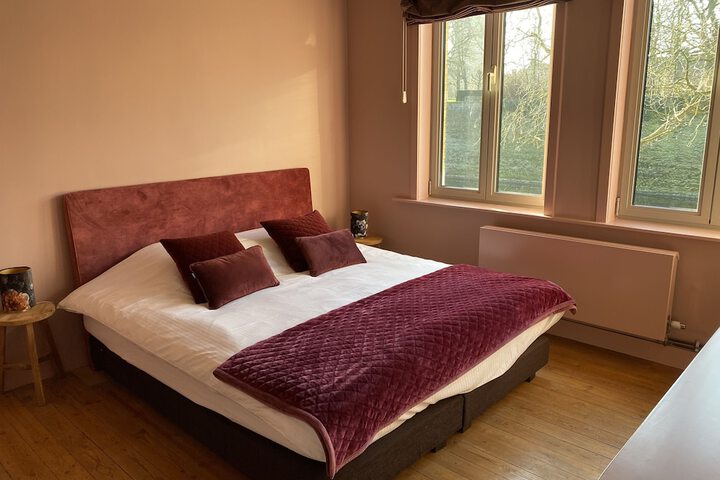 Room 6 of 28