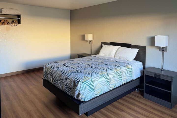 Deluxe Queen Bed (7 of 12)